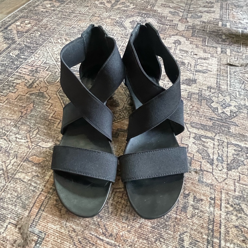 Vera Wang Black Sandals with Crisscross Straps and Ankle Support